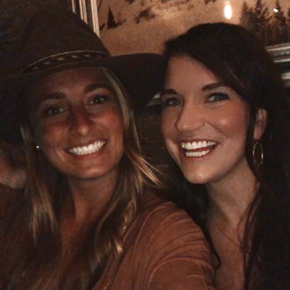 Profile Picture of Tori Mateer (@trmateer) on Poshmark