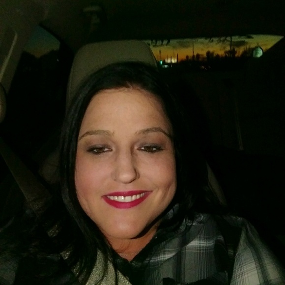 Profile Picture of Danielle Gulden (@dgulden) on Poshmark