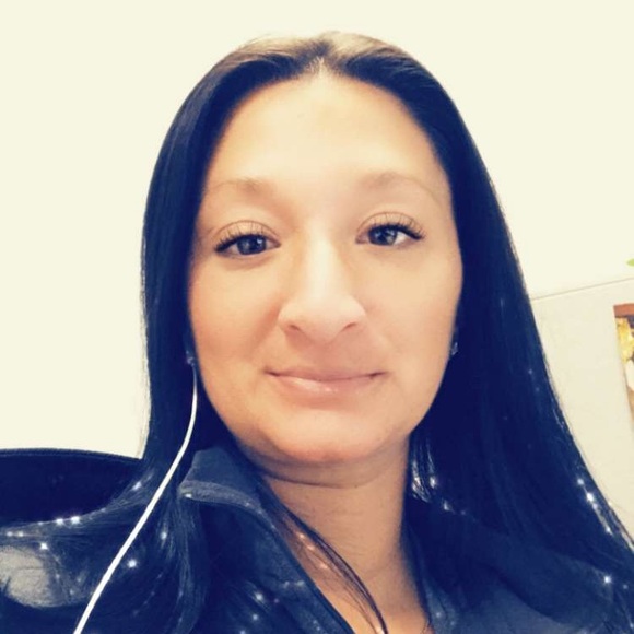 Profile Picture of Amanda Crosby (@mandic081) on Poshmark