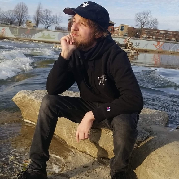 Profile Picture of Richie Garman (@richieck4l) on Poshmark