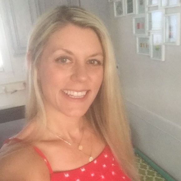 Profile Picture of Jenny Whiteneck (@kinelika) on Poshmark