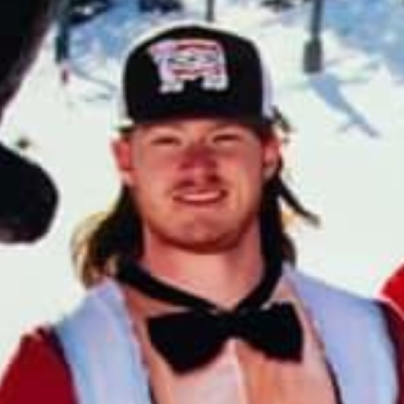 Layton Clewell - Poshmark Profile Picture of Layton Clewell (@layton_travis) on Poshmark