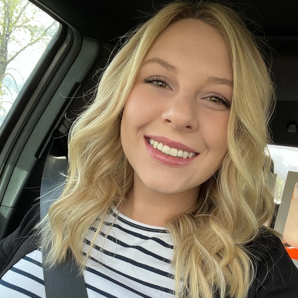 Profile Picture of Heather Head (@heatherwilczek) on Poshmark
