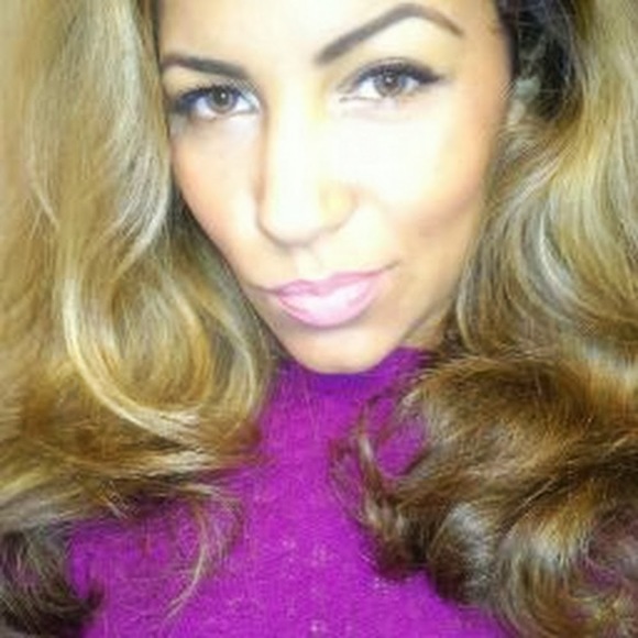 Profile Picture of Danielle Elzy (@edanie90) on Poshmark