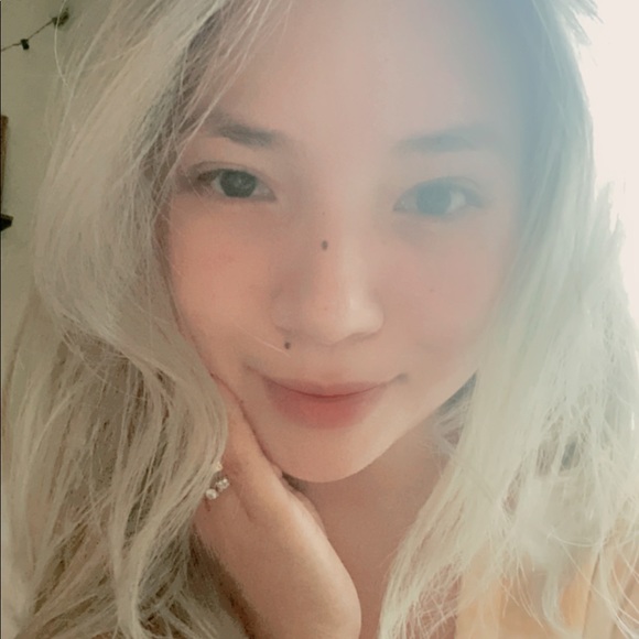 Profile Picture of Celine Ebarle (@celineebarle) on Poshmark