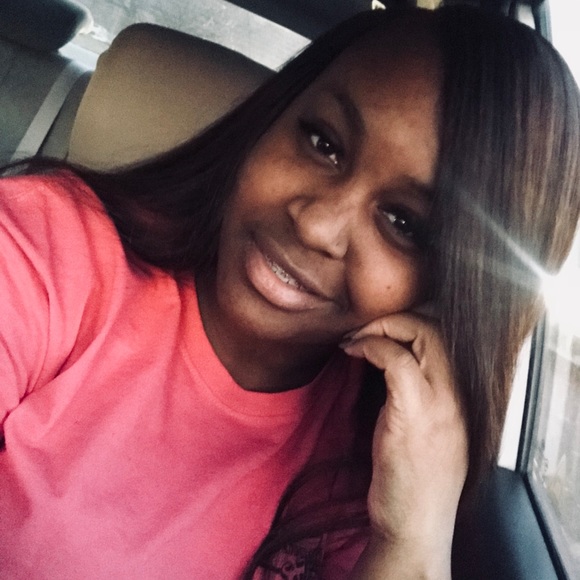 Profile Picture of Leatrice Smith (@bellablackk) on Poshmark