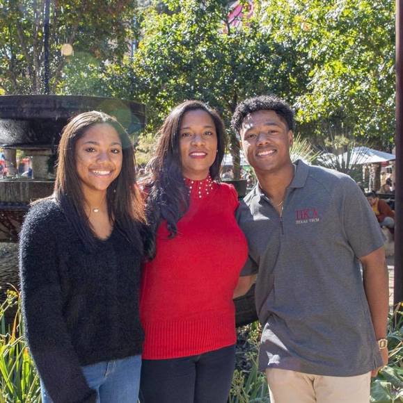 Profile Picture of Olivia Hayes (@olovinlife) on Poshmark