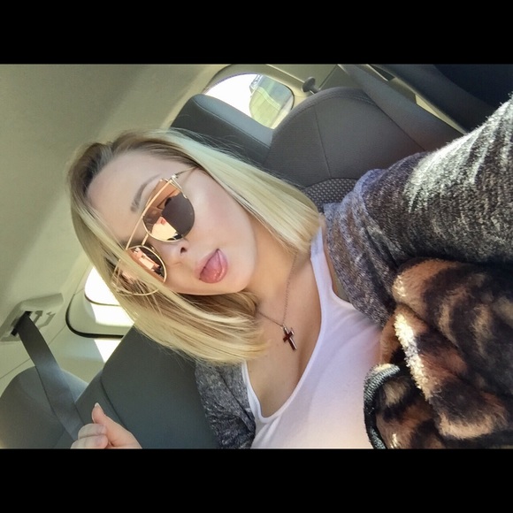 Profile Picture of Felicia Buffham (@feliciabuffham) on Poshmark