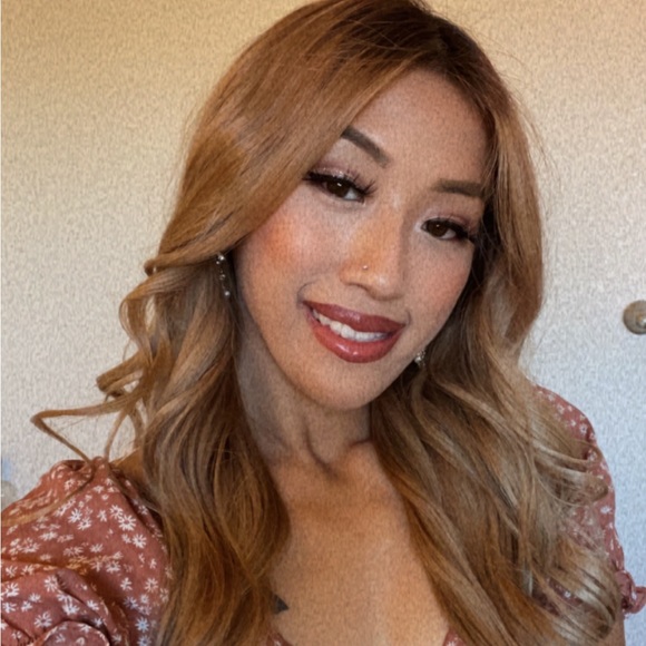 Profile Picture of Katherine Saelee (@katherinesaelee) on Poshmark