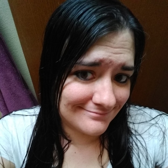 Profile Picture of Amanda Dewildt (@adewildt0587) on Poshmark