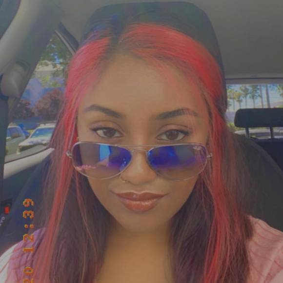 Profile Picture of Ronia Reddypogu (@delicatenamru) on Poshmark