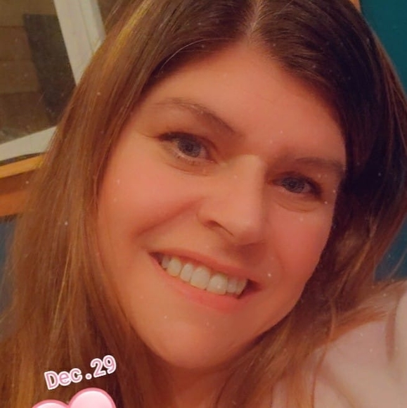 Profile Picture of Sara Lubeski (@saraboo16) on Poshmark