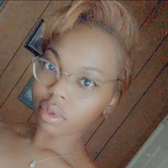 Profile Picture of Gabrielle Huggins (@gabbymoore93) on Poshmark