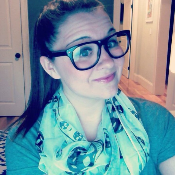 Profile Picture of Lauren Garside (@gside) on Poshmark