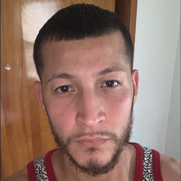 Profile Picture of Juan Govea (@juanngovea) on Poshmark