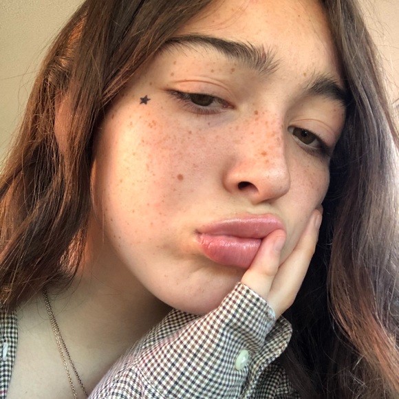 Profile Picture of Ruby Vandenbrook (@rubesvbrook) on Poshmark