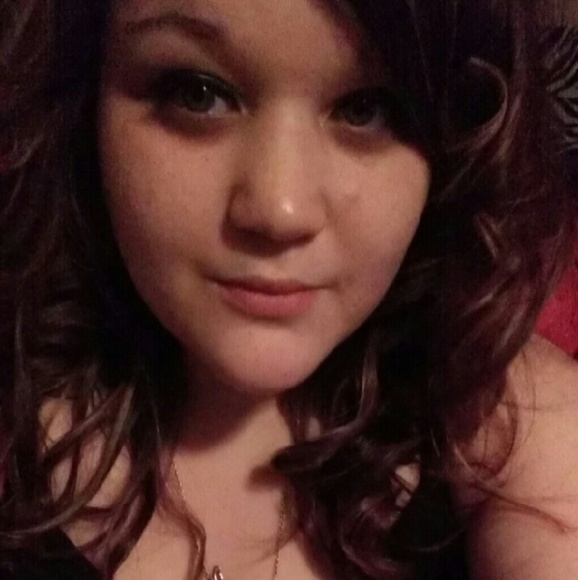 Profile Picture of Yessenia Gonzalez (@seniagonzalez) on Poshmark