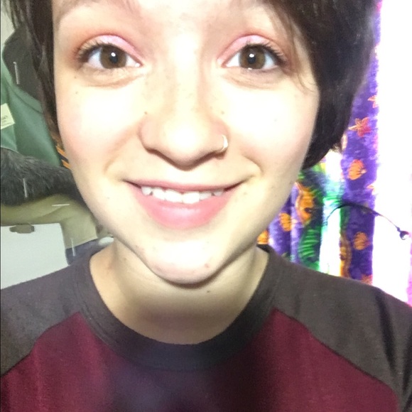 Profile Picture of Gillian Andrews (@gilllian) on Poshmark