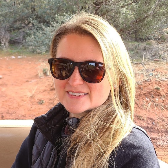 Profile Picture of Lisa Alcorn (@lisa7220) on Poshmark