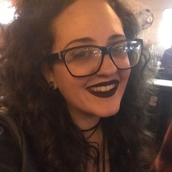 Profile Picture of Sam Silverman (@samelizabeth36) on Poshmark