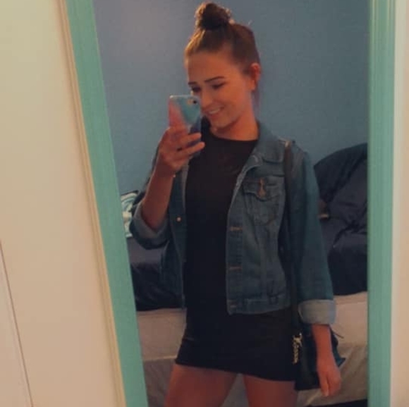 Profile Picture of Samanthaa Gundermann (@samanthaa10112) on Poshmark