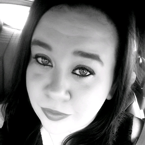 Profile Picture of Leah Bradley (@cupcakeslb88) on Poshmark