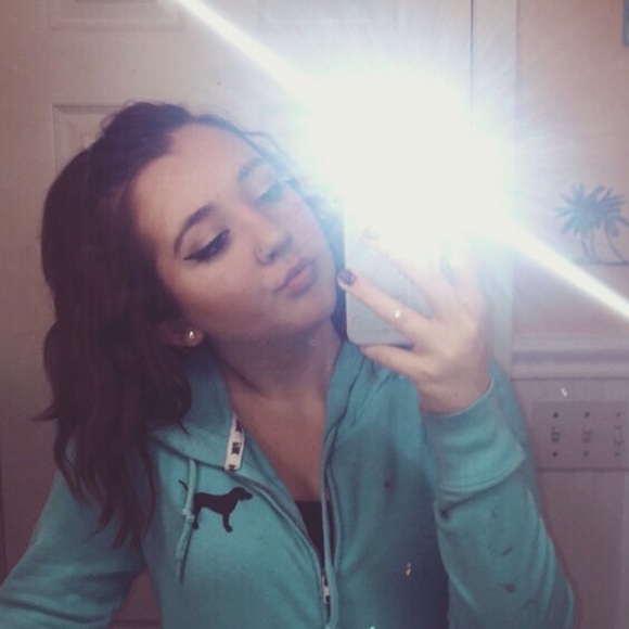 Profile Picture of Kelsey Schaefer (@babykelsss) on Poshmark