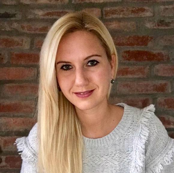 Profile Picture of Julia Brochheuser (@icoon) on Poshmark