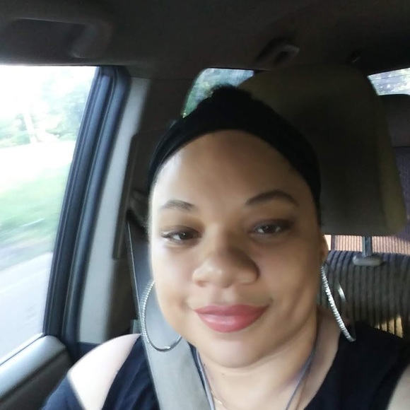 Profile Picture of Kinky Redbone (@tespinoza480) on Poshmark
