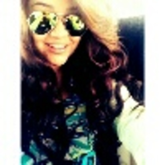 Profile Picture of Florence Argueta (@florenceargueta) on Poshmark