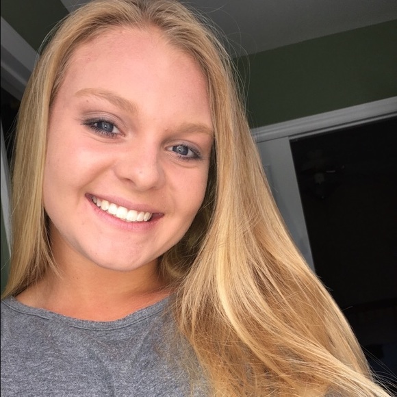 Profile Picture of Summer Daniels (@sumnicdan) on Poshmark