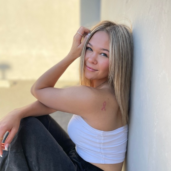 Profile Picture of Emma Oliver (@emmaoliver7) on Poshmark