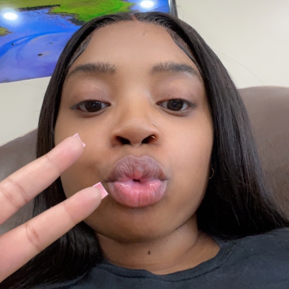 Profile Picture of Darrie Marie (@darrieamour) on Poshmark