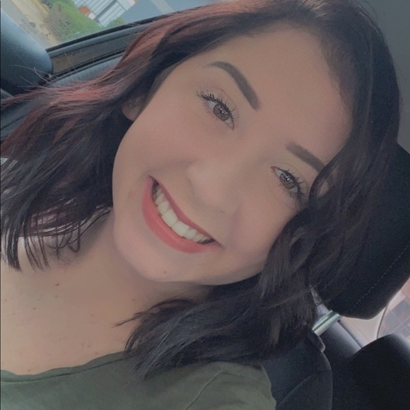 Profile Picture of Hailey Reeves (@haileyreeves_) on Poshmark