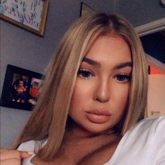 Profile Picture of Lashiva Sigworth (@lashiva) on Poshmark