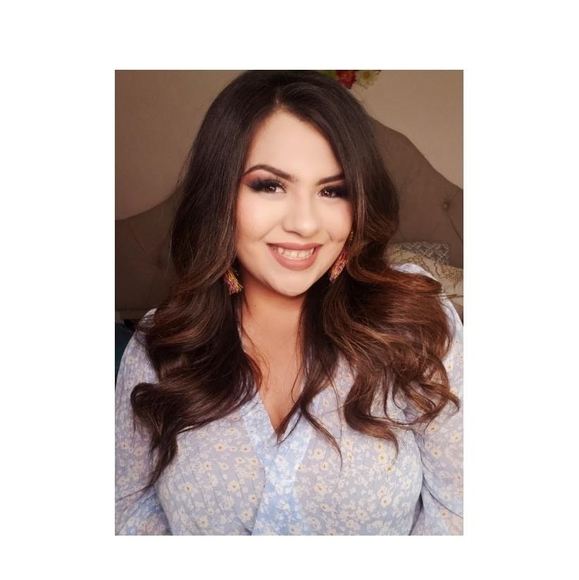 Profile Picture of Ellen Medina (@alexamarie965) on Poshmark