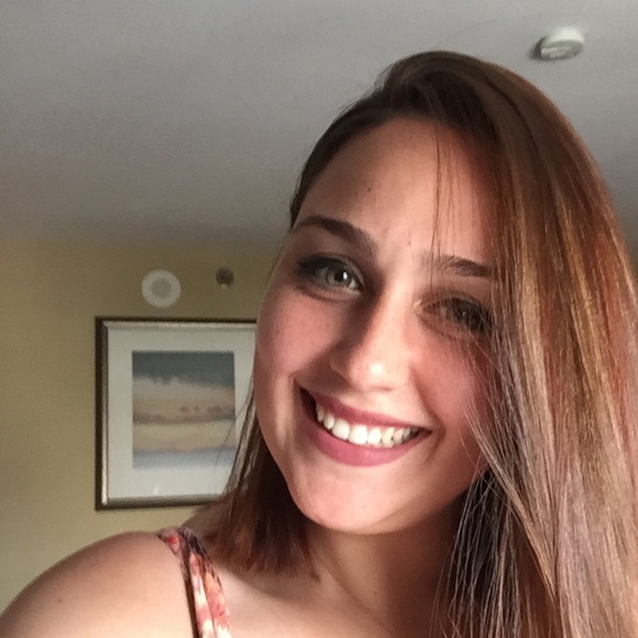 Profile Picture of Alexandra Chirafisi (@a_chirafisi) on Poshmark