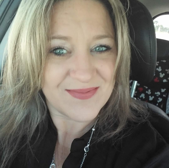 Profile Picture of Dawna Thompson (@dawnagt) on Poshmark