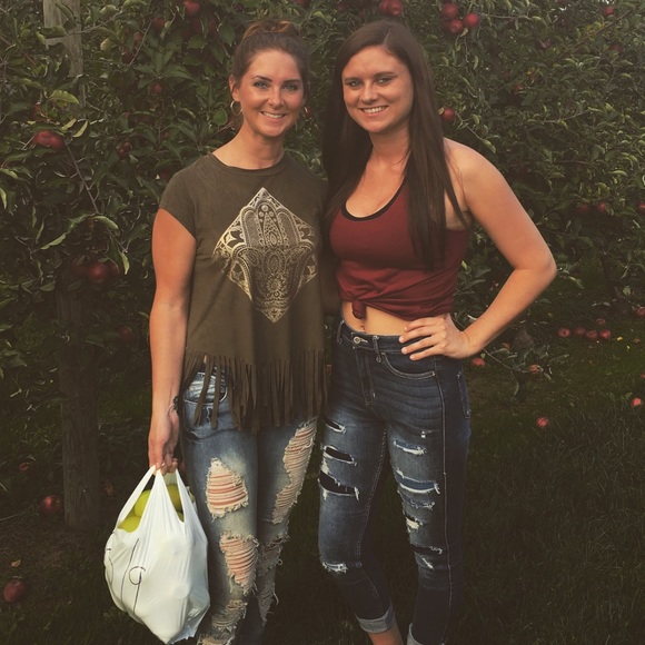 Profile Picture of Danielle Root (@dani_root) on Poshmark