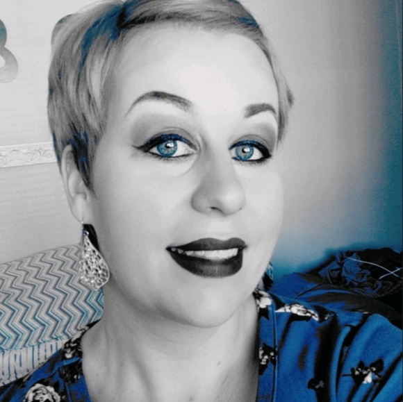 Profile Picture of Crystal Potts (@crystal_potts) on Poshmark