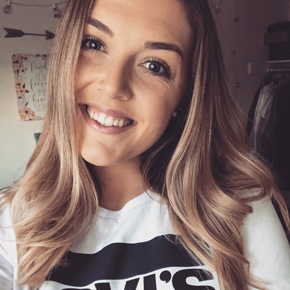 Profile Picture of Hayley Dolfay (@hayleydolfay) on Poshmark