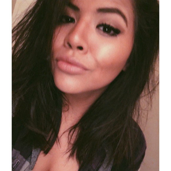 Profile Picture of Ashley Hartwell (@ashlehartwell) on Poshmark