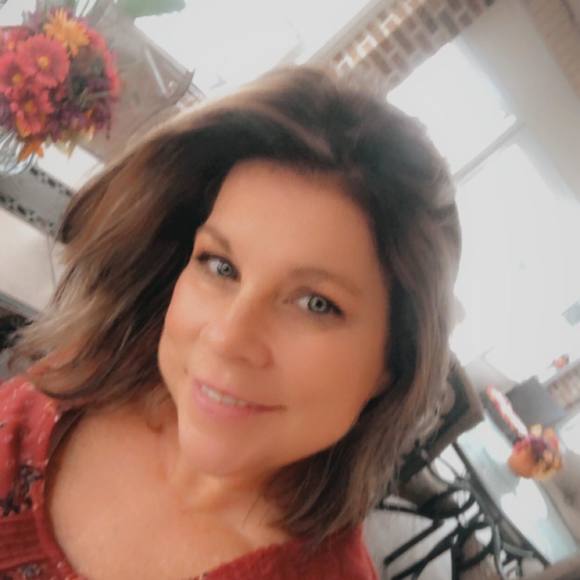 Profile Picture of Kelly Loebsack (@klassycast) on Poshmark