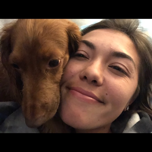 Profile Picture of Danielle Vizcarra (@daniellevizcarr) on Poshmark