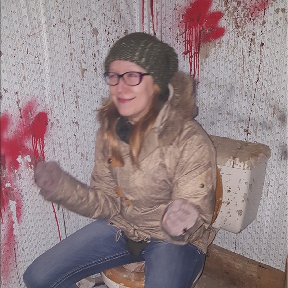 Profile Picture of Amy Schneider (@amschneider1984) on Poshmark