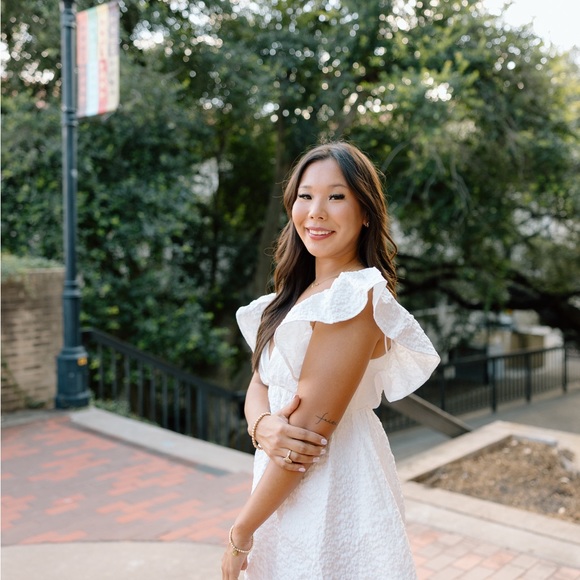 Profile Picture of Emily Moeller (@emilymoeller12) on Poshmark