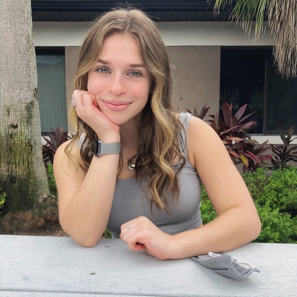 Profile Picture of Carly Diglio (@carlyshops) on Poshmark