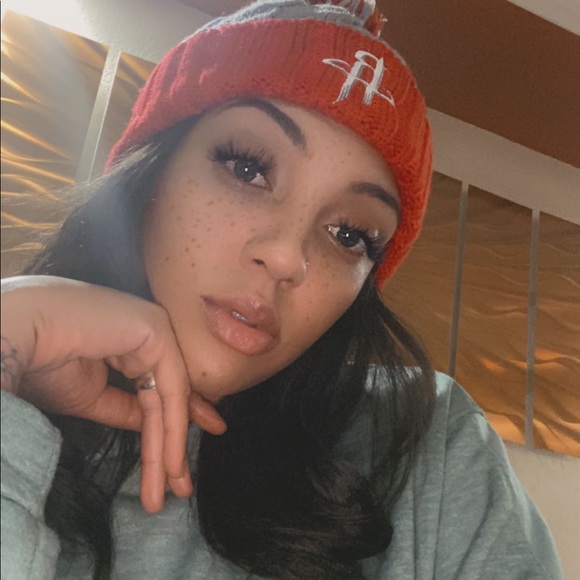 Profile Picture of Chiante Woods (@chiantewoods) on Poshmark