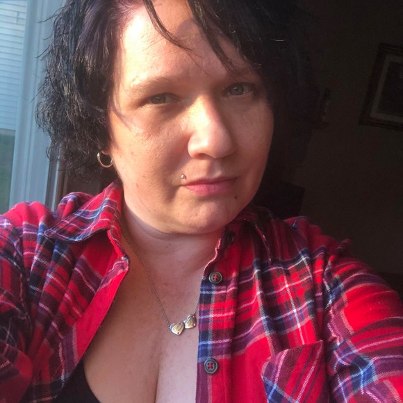 Profile Picture of Pamela Trader mallett (@pjmomof4) on Poshmark