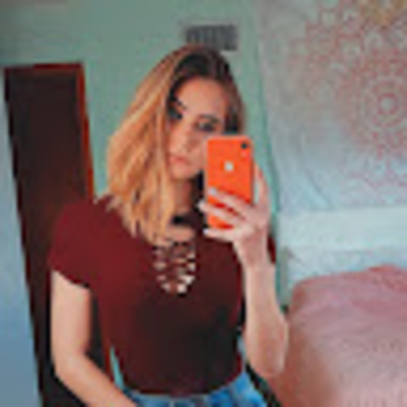 Profile Picture of Julianna Maier (@juliannamaier) on Poshmark